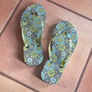 ! Vera Bradley - Mint & Grey Floral Flip Flops